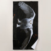 翼が開いたスノーフクロウ ビーチタオル (正面)