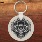 翼とシンボルを特徴とする複雑なスカルデザイン キーホルダー (正面)