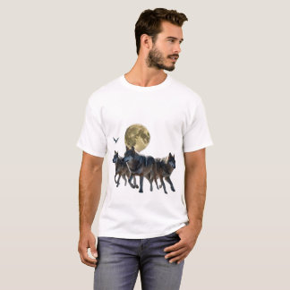 翼とルーンの群れをもつ狼白熱［赤熱］光を放つ群 Tシャツ