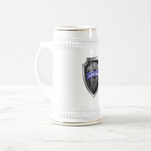 翼のある翼のある翼を持つ特別に設計された機上空飛び ビールジョッキ (正面左)