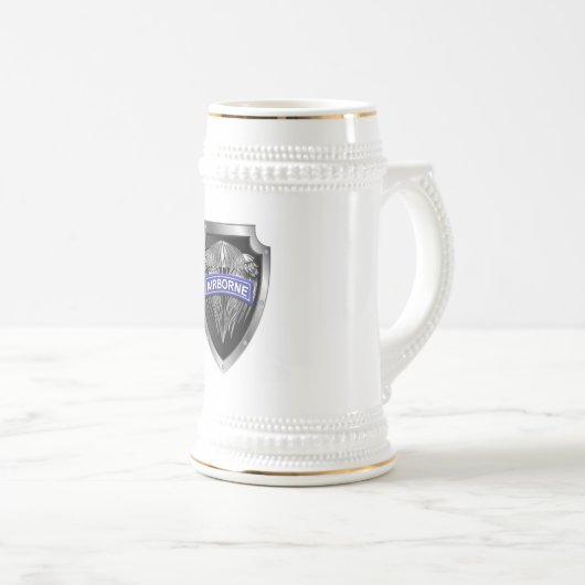 翼のある翼のある翼を持つ特別に設計された機上空飛び ビールジョッキ (正面右)