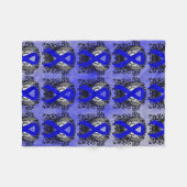 翼のある青い認識度リボン フリースブランケット (正面(横))