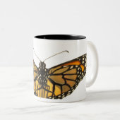 翼の広がりのマダラチョウ ツートーンマグカップ (正面右)