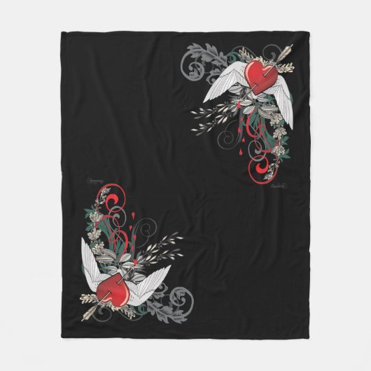 翼の穴を開けられたハート フリースブランケット (正面)