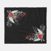 翼の穴を開けられたハート フリースブランケット (正面(横))