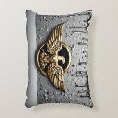 翼を広げた金の鷲の紋章 アクセントクッション (正面(垂直))