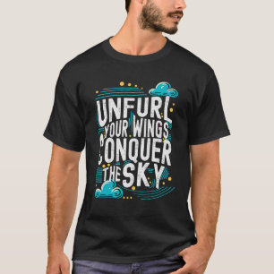 翼を広げてスカイアートを征服やる気を起こさせる Tシャツ