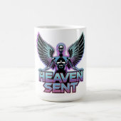 翼を持つ光沢のある金属製の天使、Y2Kデザイン コーヒーマグカップ (中央)