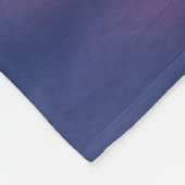 翼を持つ生物と輝く日の出の背景 フリースブランケット (角)