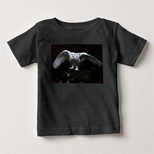 翼を開けたスノーフクロウが氷山 ベビーTシャツ (正面)
