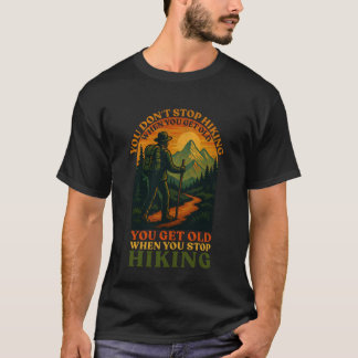 老いてもハイキングをやめない冒険心 Tシャツ