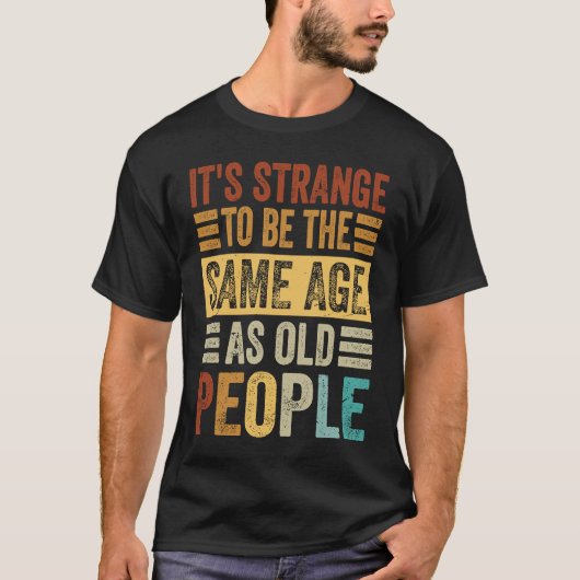 老人と同じ年とは不思議だ Tシャツ (正面)