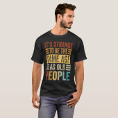 老人と同じ年とは不思議だ Tシャツ (正面フル)