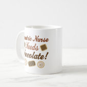 老人のナースはチョコレートを必要とします コーヒーマグカップ (正面左)