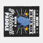 老人のピックボールパドルを過小評価しない フリースブランケット (正面(横))