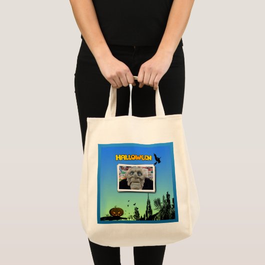 老人の仮面、魔女と飛んでいるハロウィーンのカボチャのちょうちん トートバッグ (正面(商品))