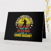 老人の力を過小評価するな - テニスラケットでぶっ飛ばす カード (黄色い花)