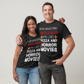 老人はピザとホラー映画ホラー映画が大好き Tシャツ (ユニセックス)