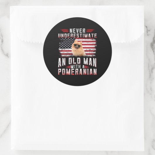 老人をポメラニア犬で過小評価してはいけない ラウンドシール (バッグ)