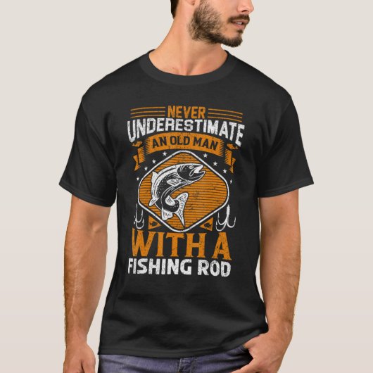 老人を魚釣り棒で過小評価しない Tシャツ (正面)