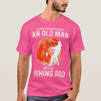 老人を魚釣り棒で過小評価しない Tシャツ