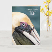 老後のペリカンの誕生日ユーモア カード (黄色い花)