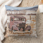 老朽化した古い乗り物、冬、田舎、山 クッション (ブランケット)