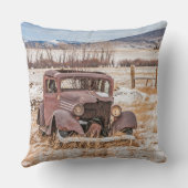 老朽化した古い乗り物、冬、田舎、山 クッション (裏面)