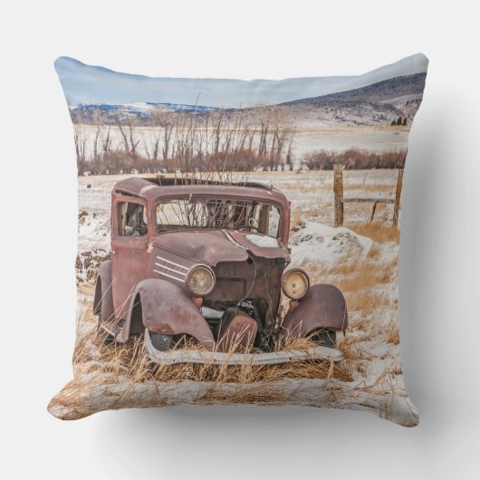 老朽化した古い乗り物、冬、田舎、山 クッション (正面)