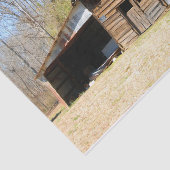 老朽化した錆びた古い納屋の秋の森 薄葉紙 (詳細)