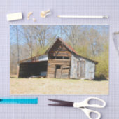 老朽化した錆びた古い納屋の秋の森 薄葉紙 (クラフト)