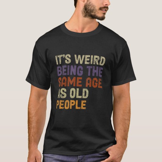 老風変わり人と同じ年だおもしろい Tシャツ (正面)