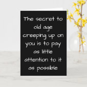 **老齢が忍び寄る - 無視しよう** 誕生日ユーモア カード (黄色い花)