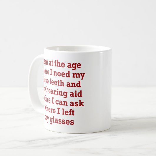 老齢期: 義歯、補聴器および無くなったガラス コーヒーマグカップ (正面左)