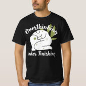 考えすぎて終わらない クリエイティブな趣味のカオス Tシャツ (正面)
