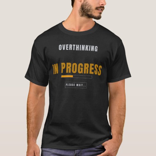 考えすぎ中 | 面白い内向的タイプのグラフィックデザイン Tシャツ (正面)