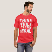 考えまだ法律的だが、保守的おもしろい Tシャツ (正面フル)