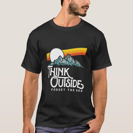 考え忘れOutside The Box Mountains Outdoor Hoo Tシャツ (正面)