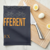 考え違う逆曲バイクもしくは自転車に乗る人パーソナライズされた周期 キッチンタオル (四つ折り)