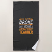 考古学教師のハロウィーンの箒が壊れた ビーチタオル (正面)