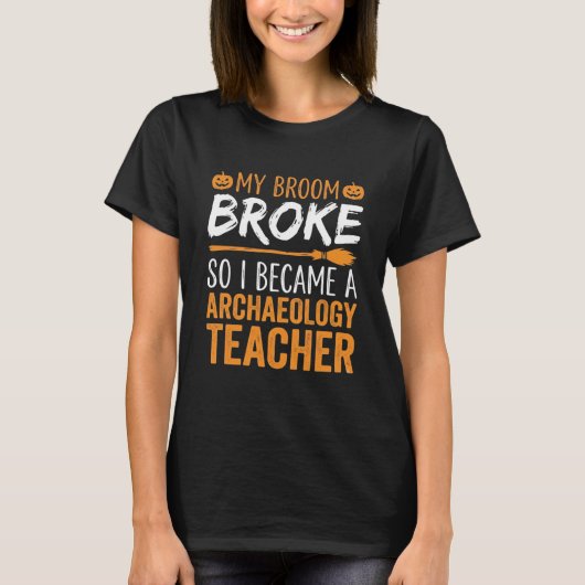 考古学教師のハロウィーンの箒が壊れた Tシャツ (正面)