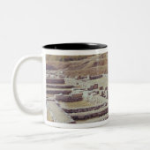 考古学的な場所の眺め、1450-1200年紀元前に ツートーンマグカップ (左)