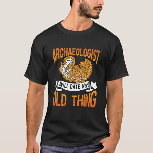 考古学者ならロックハンティングの収集家とデートする Tシャツ (正面)