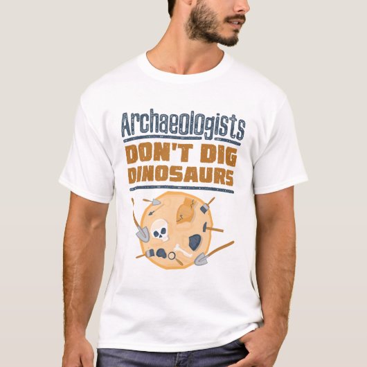 考古学者は恐竜を掘らない 考古学 Tシャツ (正面)
