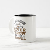 考古学者は決してコテを投げない ツートーンマグカップ (正面左)