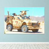 耐鉱山耐アンブシュ保護ービークル40x60 キャンバスプリント (インサイチュ (ウッドフロア))