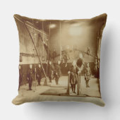 耳が聞こえなく、物の言えない施設の女の子の体育館、 クッション (正面)