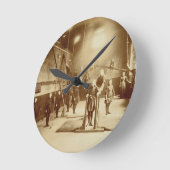 耳が聞こえなく、物の言えない施設の女の子の体育館、 ラウンド壁時計 (傾斜)