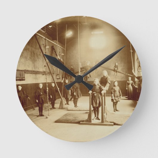 耳が聞こえなく、物の言えない施設の女の子の体育館、 ラウンド壁時計 (正面)