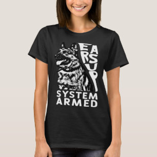 耳の上のシステム武装ドッグアニマルジャーマンシェパード Tシャツ